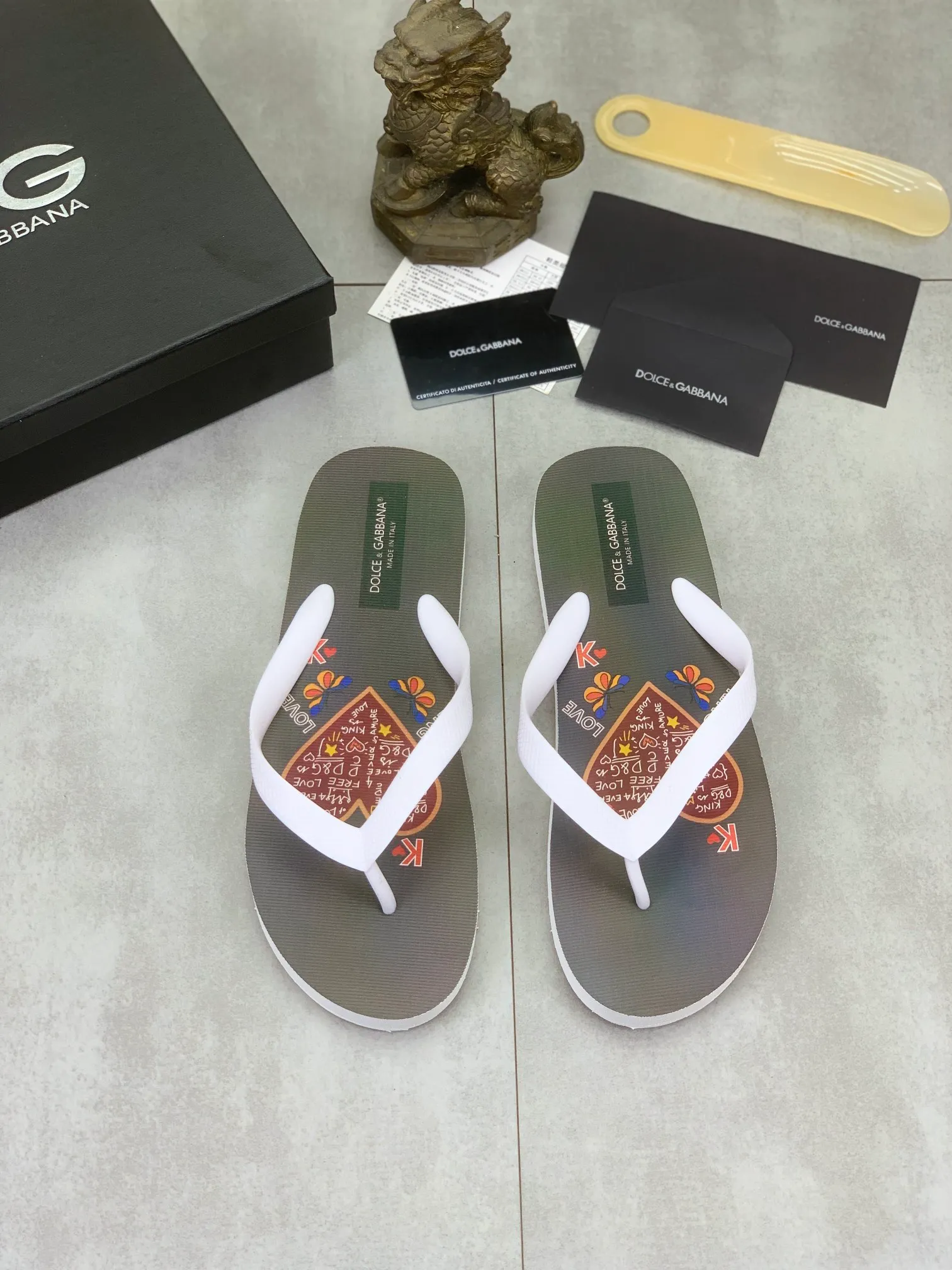 Men's Men's Shoes💰P220💰[New Style]🆘[DG] Official website popular Dolce & Gabbana men's flip-flops are on sale at the counter simultaneously! Original fabric imported from Italy. Original bottom provided by the original factory. Size: Adult 36-45. Children’s size: 30-37. Multiple colors available.